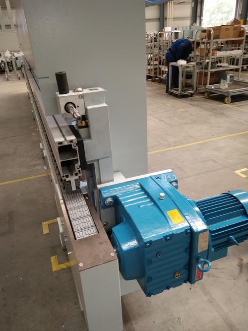 銷(xiāo)售減速機(jī)及加工定制非標(biāo)減速機(jī),等先進(jìn)的機(jī)械設(shè)備和成套產(chǎn)品的現(xiàn)場(chǎng)